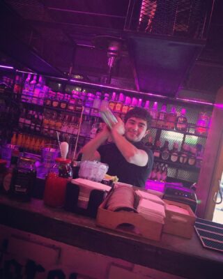 ¿En qué lugar haces un curso de 2 meses y sales con experiencia de 1 mes?🤔 Pasa en la WORKING🍸
Tenemos convenio directo con más de 15 bares, restaurantes y gastro-bares de la zona T y G para que los estudiantes puedan acceder a mundo laboral 🤩
.
.
.
.
.
.
.
.
.
.
.
.
#undiaenlaworking #cocteles #cocktails
#bartenderlife #bartenders #bartenderlifestyle #europeanbartenderschool #bartenderstyle #barlady #bartenderslife #trending #bartenderlove #flairbartender #bartenderskills #bartendermoments #vikingbartender #craftbartender #homebartender #flair_bw #bnwtones_flair #flairbartending #artistry_flair #bnw_tones_flair #bnwsplash_flair #flairbartender #flairschool #flaircrewbcn  #workingflair #flairlife